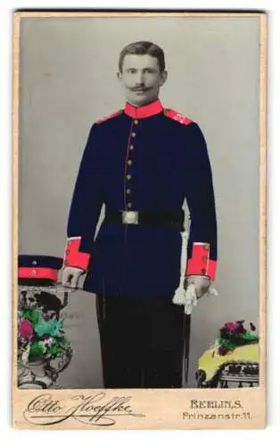 Fotografie Otto Hoeffke, Berlin, Prinzenstr. 11, Portrait Soldat in Uniform, koloriert