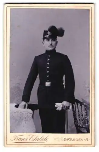 Fotografie Franz Ehrlich, Dresden, Königsbrückerstr. 105, Sächsischer Jäger in Uniform mit Tschako