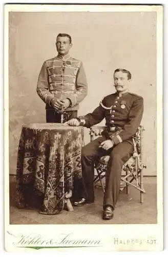 Fotografie Köhler & Saemann, Halberstadt, Martiniplan 19-21, Husar nebst Uffz. in Uniform mit Orden