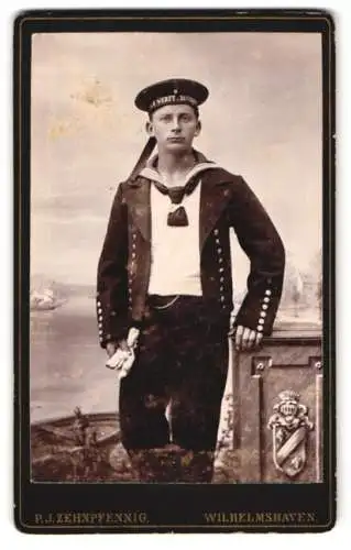 Fotografie P. J. Zehnpfennig, Wilhelmshaven, Matrose in Uniform mit Mützenband II. Werft-Division