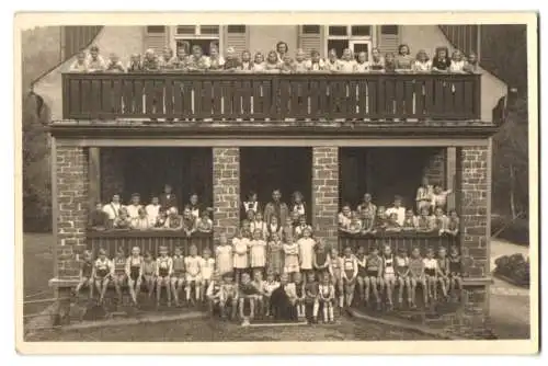 Fotografie unbekannter Fotograf, Ansicht Erlbach / Vogtland, Kinder am Erholungsheim Tannmühle