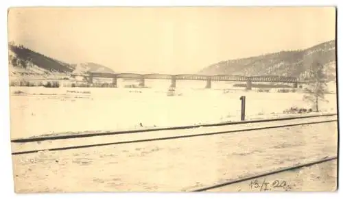 Fotografie unbekannter Fotograf, Ansicht Dvurechenskoye, Eisenbahnstrecke & Brücke im Winter um 1920