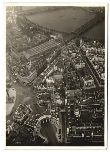 Fotografie unbekannter Fotograf, Ansicht London, Luftbild mit Trafalga-Square vom Zeppelin - Luftschiff aus