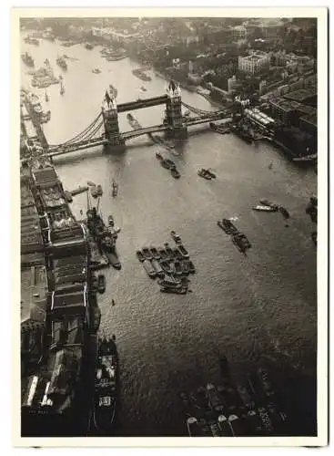 Fotografie unbekannter Fotograf, Ansicht London, Luftbild Tower-Bridge vom Zeppelin - Luftschiff aus