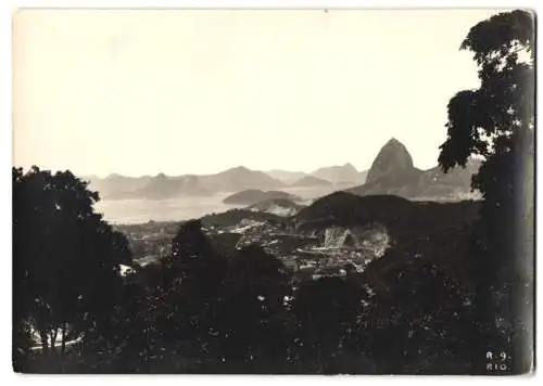 Fotografie unbekannter Fotograf, Ansicht Rio de Janeiro, Panorama mit Zuckerhut