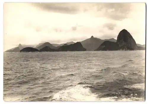 Fotografie unbekannter Fotograf, Ansicht Rio de Janeiro, Panorama mit Zuckerhut vom Meer aus gesehen