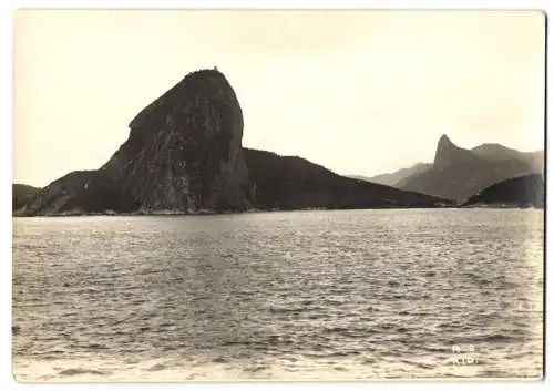 Fotografie unbekannter Fotograf, Ansicht Rio de Janeiro, Panorama mit Zuckerhut vom Meer aus gesehen