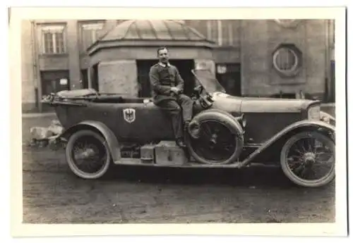 Fotografie 1.WK, Kraftfahrer mit Auto - Kübelwagen der Deutschen Streitkräfte