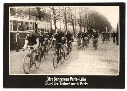 Fotografie unbekannter Fotograf, Ansicht Paris, Fahrrad-Rennen Paris-Lille, Start der Teilnehmer in Paris