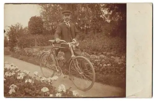 Fotografie Herr schiebt Fahrrad mit Karbidlampe, Velo, Bicycle