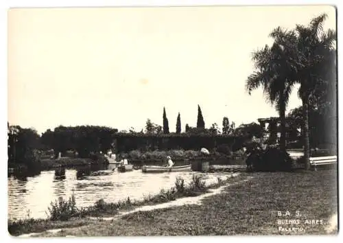 Fotografie unbekannter Fotograf, Ansicht Buenos Aires, Ruderboote im Teich einer gepflegten Gartenanlage