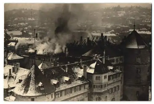 Fotografie unbekannter Fotograf, Ansicht Stuttgart, Brand des Schlosses, Ausgebrannter Dachstuhl