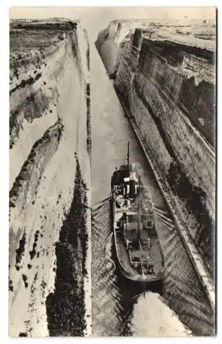 Fotografie unbekannter Fotograf, Ansicht Peloponnes / Griechenland, Frachtschiff im kanal von Korinth