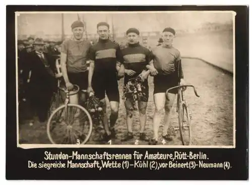 Fotografie unbekannter Fotograf, Ansicht Berlin, Fahrrad-Rennen Rütt-Arena, Siegreiche Mannschaft im Stunden-Rennen