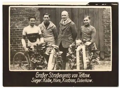 Fotografie unbekannter Fotograf, Ansicht Teltow, Fahrrad-Rennen Grosser Strassenpreis von Teltow, Sieger-Mannschaft