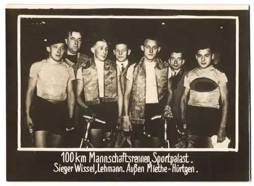 Fotografie unbekannter Fotograf, Ansicht Berlin, 100 km Mannschafts Fahrrad-Rennen im Sportpalast, Sieger-Mannschaft