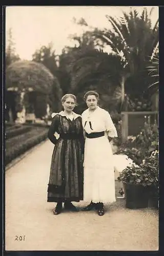 Foto-AK Bad Pyrmont, Zwei Frauen im Garten