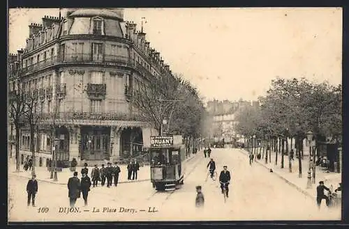 AK Dijon, La Place Darcy, Strassenbahn