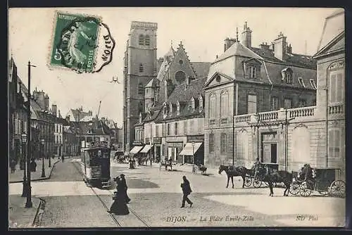 AK Dijon, La Place Emile-Zola, Strassenbahn, Häuserfassaden und Blick auf Kirche