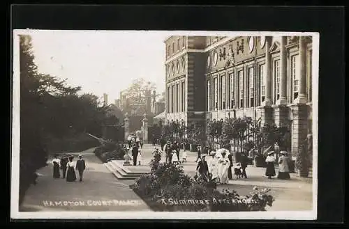 AK London, Hampton Court Palace, A Summer`s Afternoon