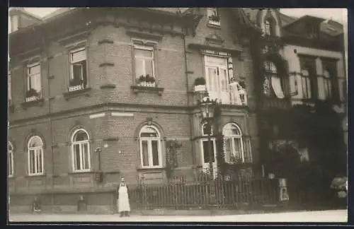 Foto-AK Mannheim, Lindenhofplatz Ecke Rennershofstrasse mit Einwohnern