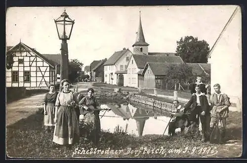 Foto-AK Schellroda, Passanten am Dorfteich