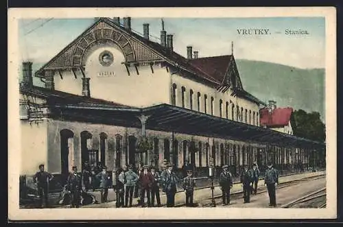 AK Vrútky, Reisende vor dem Bahnhof