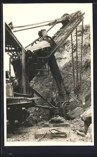 AK Kambove, Arbeiter mit Kran im Bergwerk