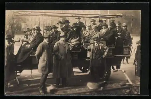 Foto-AK München, Ein ganz normaler Stadtrundfahrttag ca. 1920