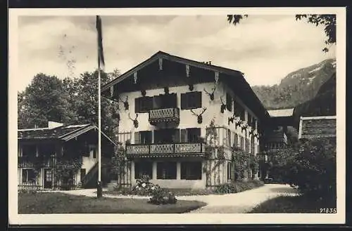 AK Berchtesgaden-Schönau, Pension-Deutsches Heim Haus Schorn - Schloss Hubertus, mit Anlagen und Bergblick