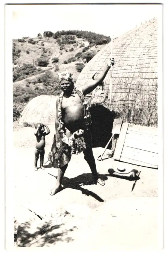 6 Fotografien Goderiaux, Laos, Afrika, halbnackte Eingeborene Frauen, Afrikanischer Häuptling mit Familie 1