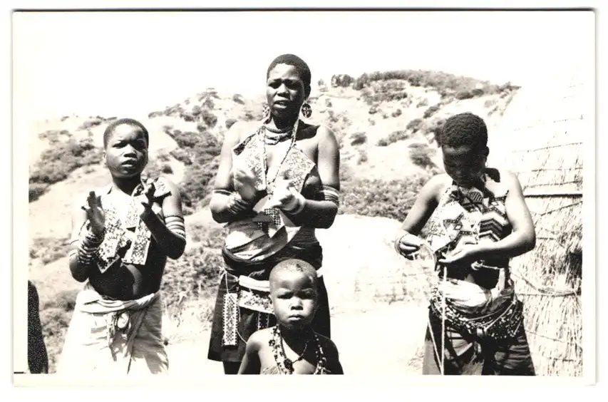 6 Fotografien Goderiaux, Laos, Afrika, halbnackte Eingeborene Frauen, Afrikanischer Häuptling mit Familie 3