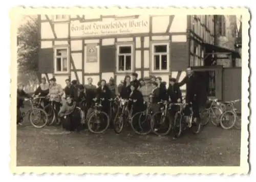 2 Fotografien unbekannter Fotograf, Ansicht Dingelstädt, Gasthof Lengefelder Warte, Fahrradfahrer vor de Gasthaus