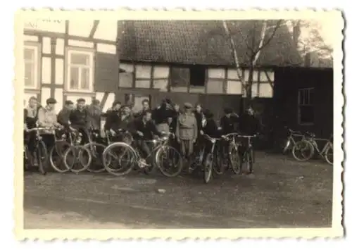 2 Fotografien unbekannter Fotograf, Ansicht Dingelstädt, Gasthof Lengefelder Warte, Fahrradfahrer vor de Gasthaus