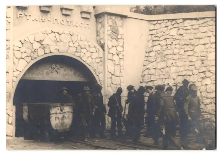 21 Fotografien unbekannter Fotograf, Ansicht Kovacevac, Kohle Bergbau, Bergleute am Schacht, Seilbahn für Kohletransport 1