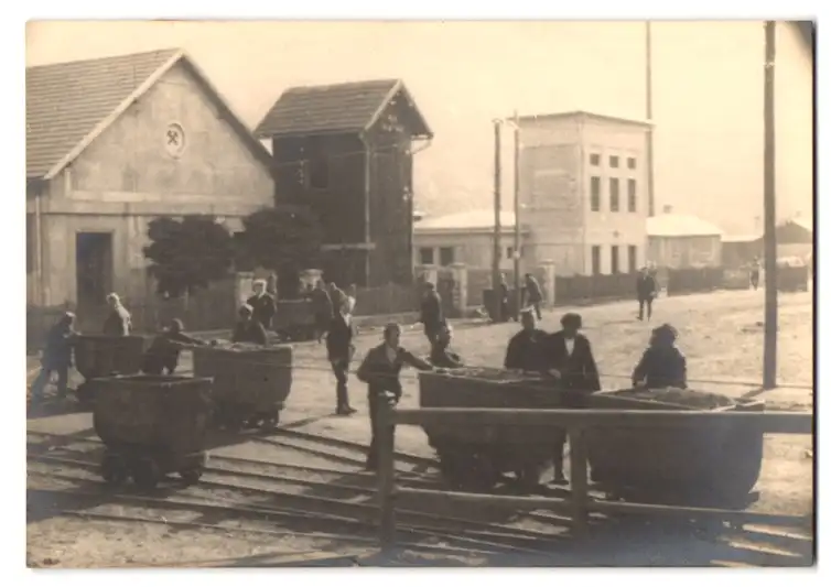 21 Fotografien unbekannter Fotograf, Ansicht Kovacevac, Kohle Bergbau, Bergleute am Schacht, Seilbahn für Kohletransport 2