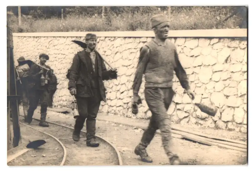 21 Fotografien unbekannter Fotograf, Ansicht Kovacevac, Kohle Bergbau, Bergleute am Schacht, Seilbahn für Kohletransport 6