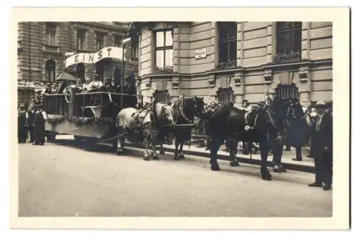 9 Fotografien unbekannter Fotograf, Ansicht Wien, Ebendorferstrasse, Festumzug mit Festwagen Wiener Kupferschmiede u.a.