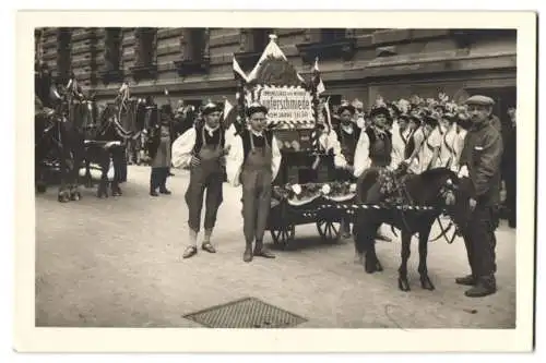 9 Fotografien unbekannter Fotograf, Ansicht Wien, Ebendorferstrasse, Festumzug mit Festwagen Wiener Kupferschmiede u.a.