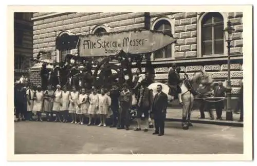 9 Fotografien unbekannter Fotograf, Ansicht Wien, Ebendorferstrasse, Festumzug mit Festwagen Wiener Kupferschmiede u.a.