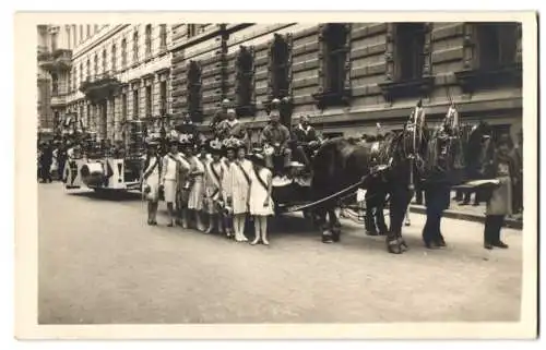 9 Fotografien unbekannter Fotograf, Ansicht Wien, Ebendorferstrasse, Festumzug mit Festwagen Wiener Kupferschmiede u.a.