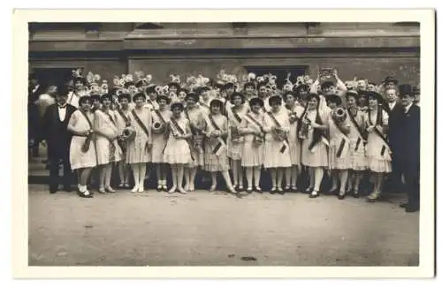 9 Fotografien unbekannter Fotograf, Ansicht Wien, Ebendorferstrasse, Festumzug mit Festwagen Wiener Kupferschmiede u.a.