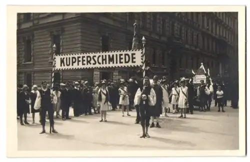 9 Fotografien unbekannter Fotograf, Ansicht Wien, Ebendorferstrasse, Festumzug mit Festwagen Wiener Kupferschmiede u.a.