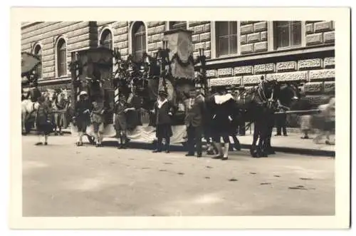 9 Fotografien unbekannter Fotograf, Ansicht Wien, Ebendorferstrasse, Festumzug mit Festwagen Wiener Kupferschmiede u.a.