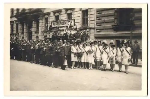 9 Fotografien unbekannter Fotograf, Ansicht Wien, Ebendorferstrasse, Festumzug mit Festwagen Wiener Kupferschmiede u.a.