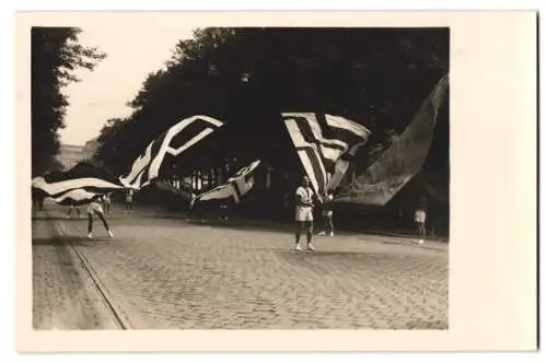 9 Fotografien unbekannter Fotograf, Ansicht Wien, Ebendorferstrasse, Festumzug mit Festwagen Wiener Kupferschmiede u.a.