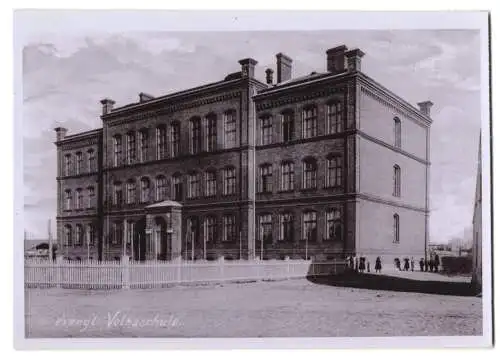 Fotografie unbekannter Fotograf, Ansicht Schwerin / Warthe, evangelische Volksschule