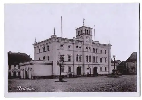 Fotografie unbekannter Fotograf, Ansicht Schwerin / Warthe, Rathaus mit Vorplatz