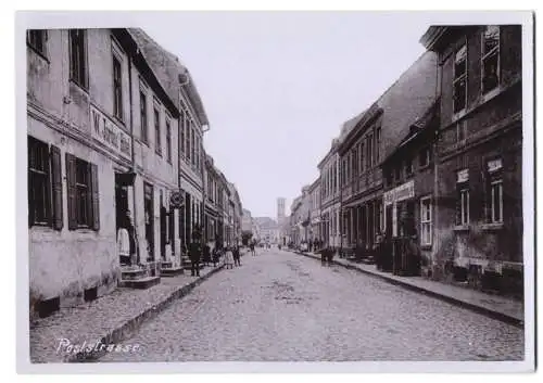 Fotografie unbekannter Fotograf, Ansicht Schwerin / Warthe, Gasthaus und Ladengeschäfte in der Poststrasse