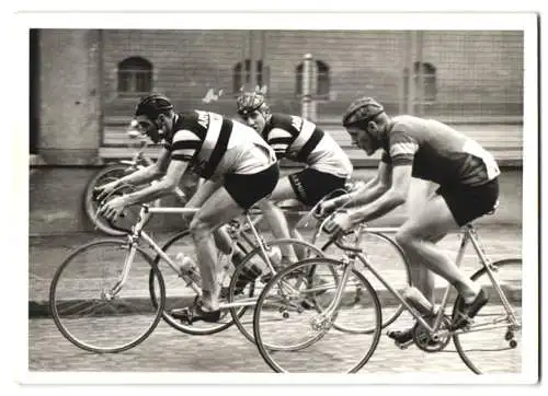 Fotografie Fahrrad-Rennen, Radrennfahrer im Team Arminius werden eingeholt, Velo, Bicycle, Bike